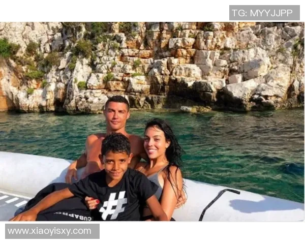 足球球星与维密超模女友的甜蜜故事背后隐藏的秘密